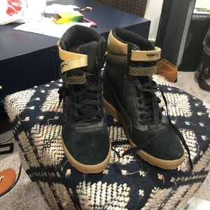 Platform Puma Sneaker black and gold